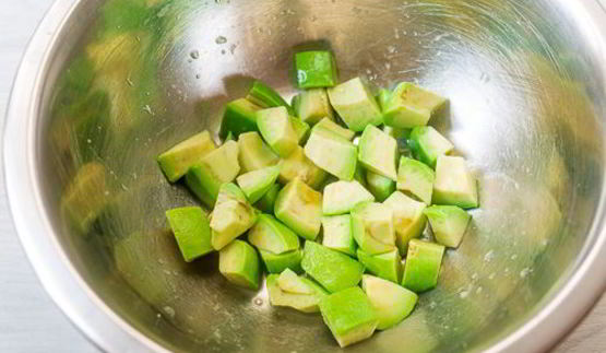 салат с тунцом и авокадо