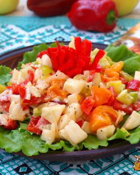 Салат с яблоками, сладким перцем и помидорами