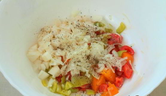 салат с яблоками, сладким перцем и помидорами