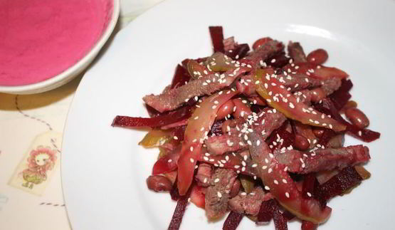 салат с языком под свекольным соусом