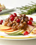 Салат с жареной уткой яблоками и клюквой