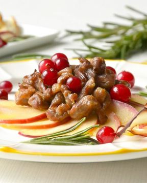 Салат с жареной уткой яблоками и клюквой