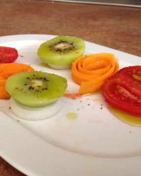 Салат Светофор из помидор, киви и моркови