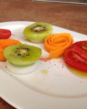 Салат Светофор из помидор, киви и моркови