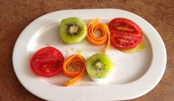 салат светофор из помидор, киви и моркови