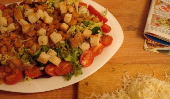 салат цезарь с креветками