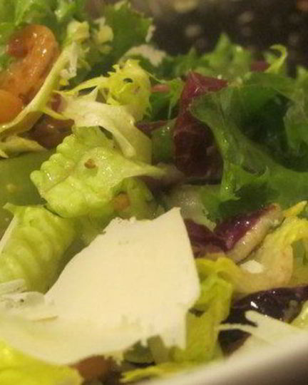 Рецепт салатного микса с креветками, пармезаном, хурмой и горчичной заправкой