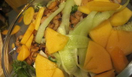 салатный микс с креветками, пармезаном, хурмой и горчичной заправкой