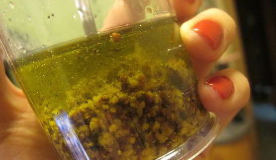 салатный микс с креветками, пармезаном, хурмой и горчичной заправкой