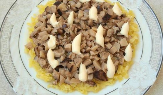 слоеный салат с курицей