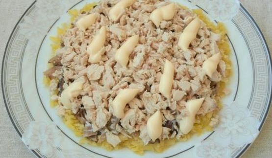 слоеный салат с курицей