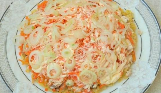 слоеный салат с курицей