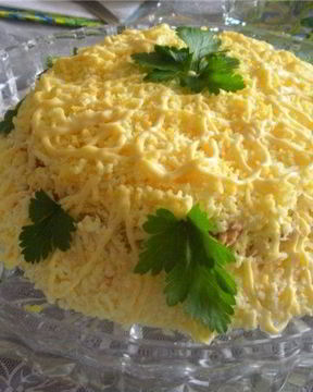 Слоеный салат с рыбными консервами