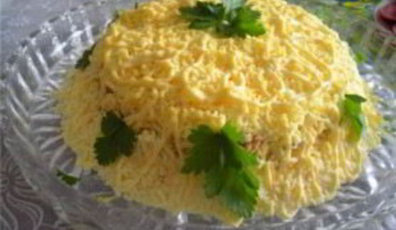 слоеный салат с рыбными консервами