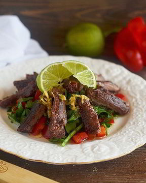 Теплый салат из говядины