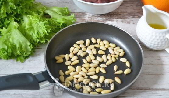 теплый салат с куриной печенью и апельсинами
