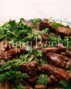 Теплый салат с куриной печенью и сливами