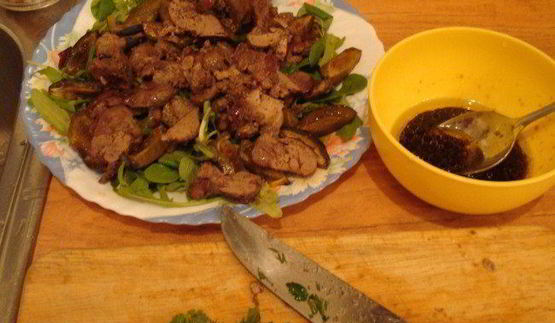 теплый салат с куриной печенью и сливами