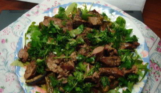 теплый салат с куриной печенью и сливами