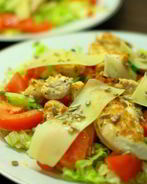 Теплый салат с курицей