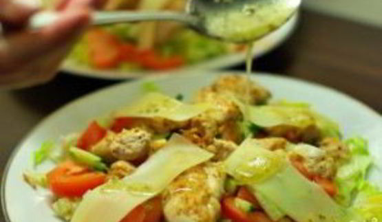 теплый салат с курицей