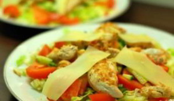 теплый салат с курицей