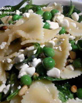 Теплый салат с пастой, горошком и творожным сыром