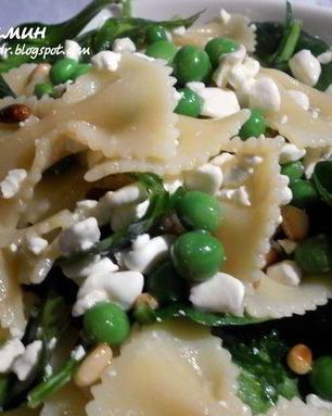 Теплый салат с пастой, горошком и творожным сыром