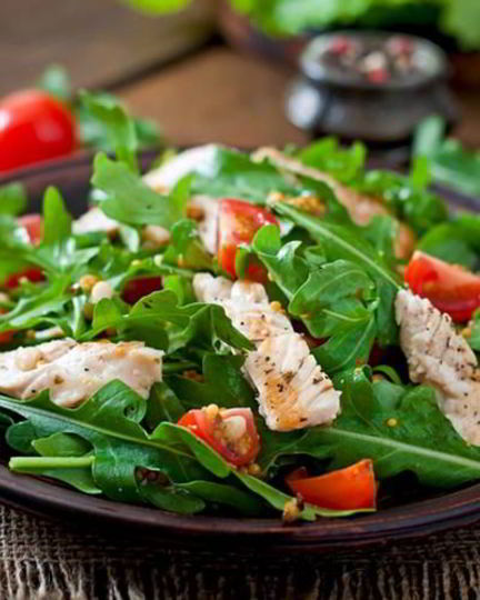 Рецепт теплого салата с рукколой и куриной грудкой