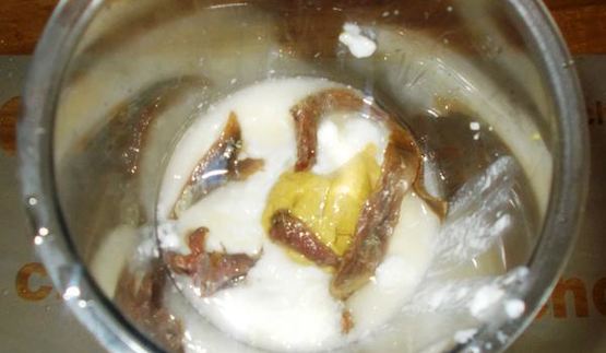 йогуртовый соус с анчоусами