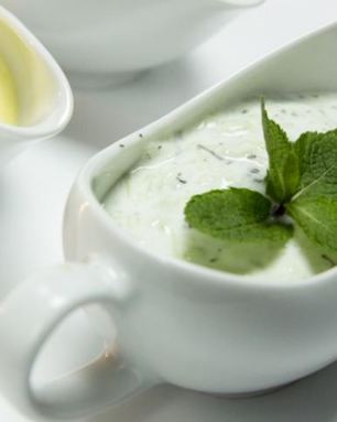 Йогуртовый соус с огурцом и мятой