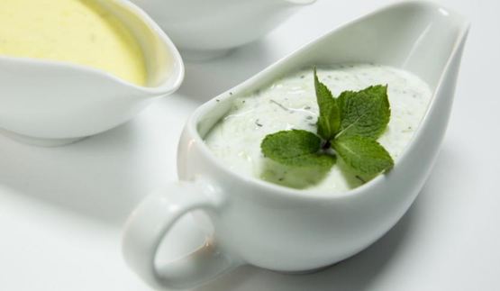 йогуртовый соус с огурцом и мятой