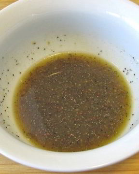 Медово-горчичная заправка с маком