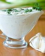 Огуречный белый соус с зеленью