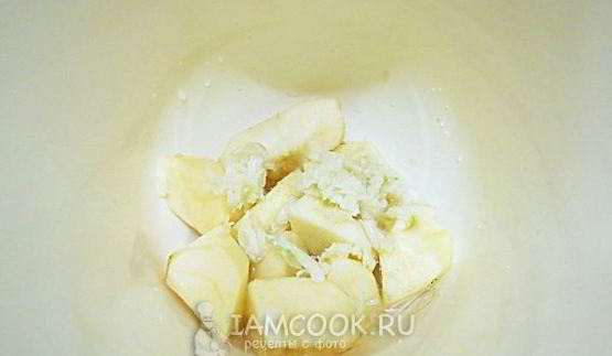 соус из петрушки, яблока и чеснока