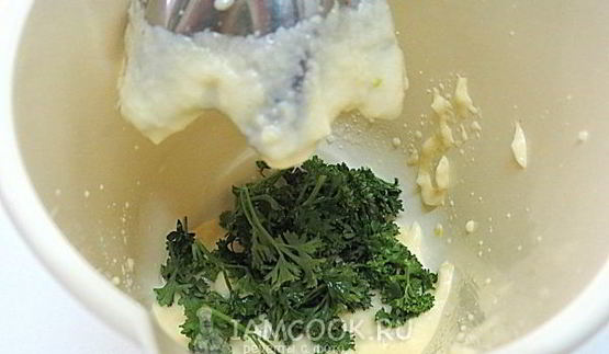 соус из петрушки, яблока и чеснока