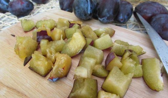 соус-конфитюр из слив и можжевельника