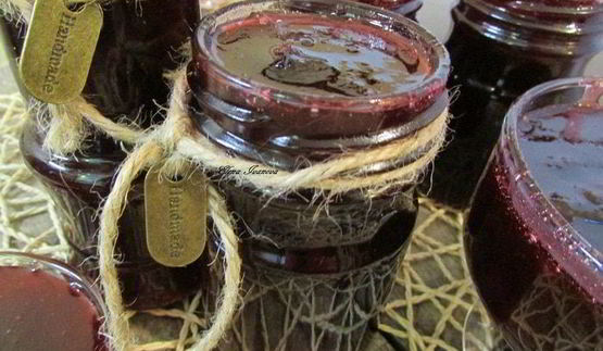 соус-конфитюр из слив и можжевельника