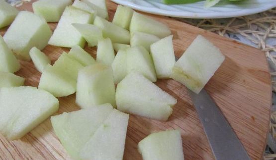 соус-конфитюр из слив и можжевельника