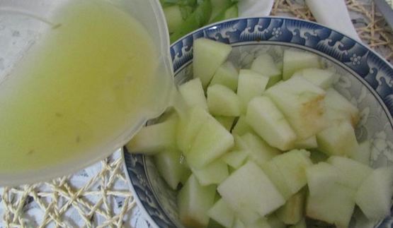 соус-конфитюр из слив и можжевельника