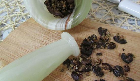 соус-конфитюр из слив и можжевельника