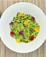 Сыроедческая паста из цукини с песто из шпината и семян подсолнуха