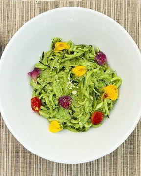 Сыроедческая паста из цукини с песто из шпината и семян подсолнуха