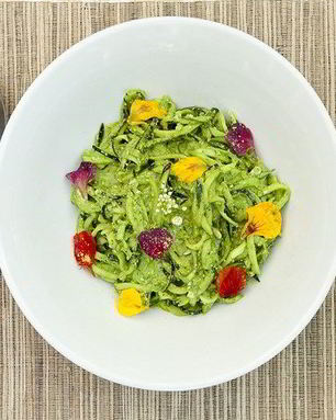 Сыроедческая паста из цукини с песто из шпината и семян подсолнуха