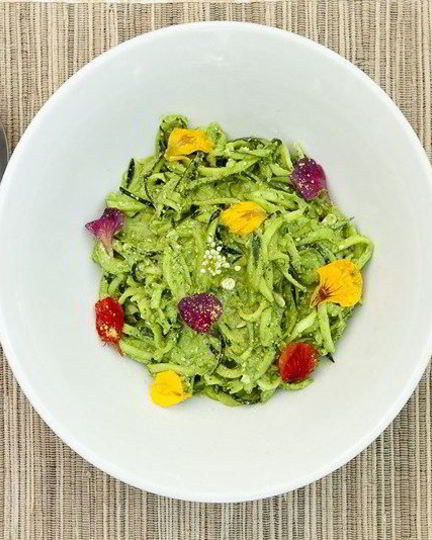 Рецепт сыроедческой пасты из цукини с песто из шпината и семян подсолнуха