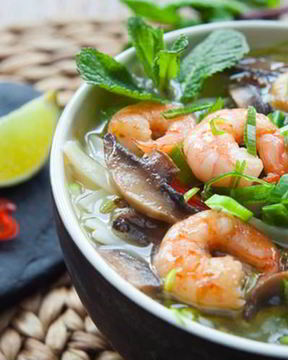 Азиатский куриный суп с креветками