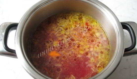 борщ на бульоне из свиных ребрышек