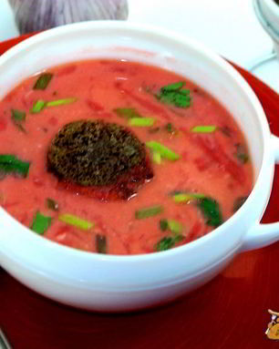 Пдбиваний борщ с чесночными крутонами