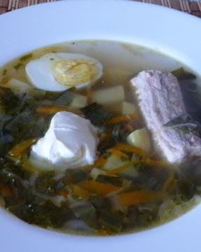 Зеленый борщ с яйцом и щавелем