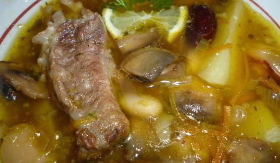 фасолевый суп с грибами и обжаренных ребрах